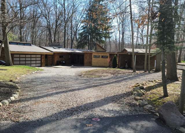 Property at 305 E South Trl, Tiffin, OH 44883, 4 beds, 3 baths