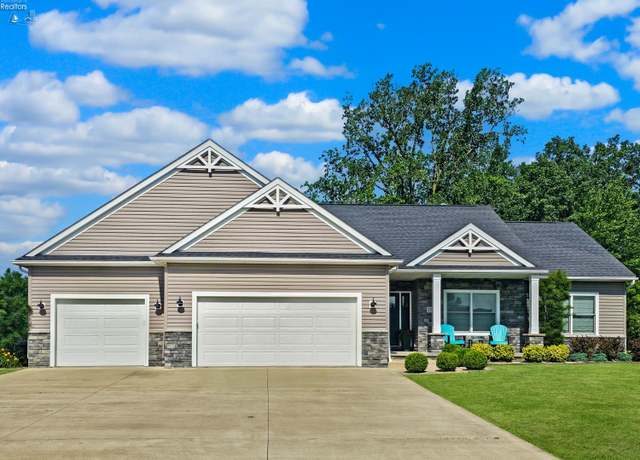 Property at 253 Woodhaven Cresent Dr, Clyde, OH 43410, 4 beds, 3.5 baths