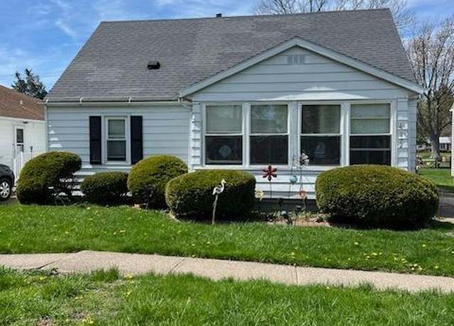 Property at 822 Monroe St, Port Clinton, OH 43452, 4 beds, 1 bath