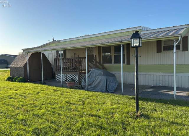 Property at 80 E Cedarwood Dr, Sandusky, OH 44870, 2 beds, 1.5 baths