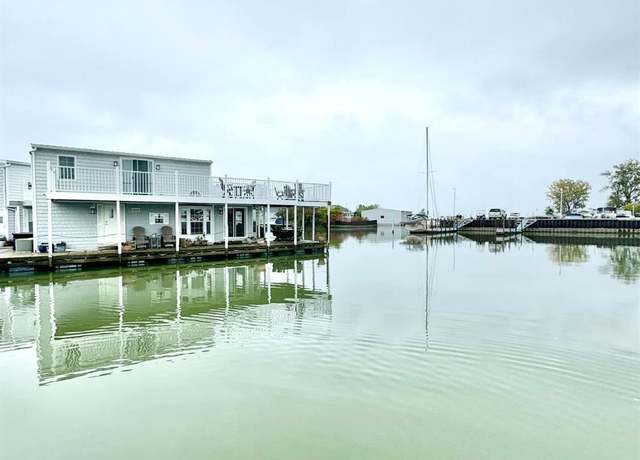Property at 1805 W Lakeshore Dr, Port Clinton, OH 43452, 3 beds, 1 bath
