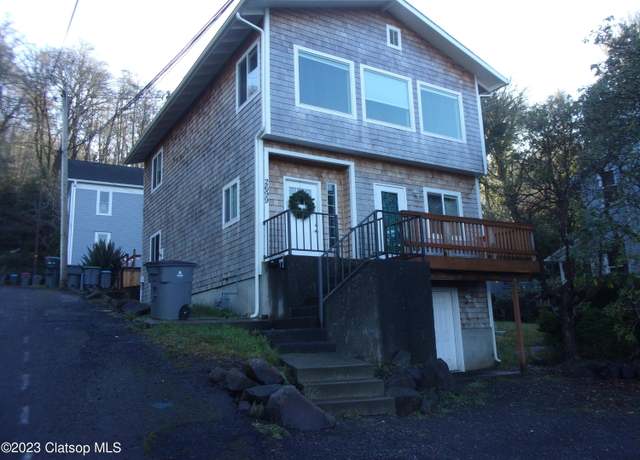 Property at 2699 Grand Ave, Astoria, OR 97006, 4 beds, 3 baths