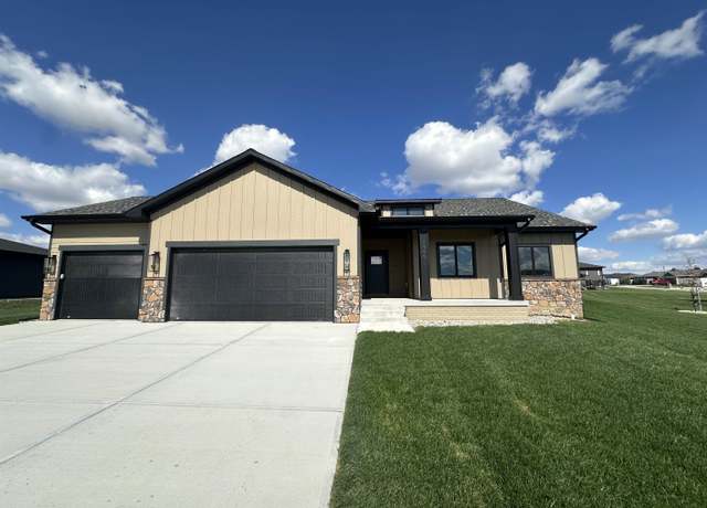 Property at 1906 30th St, Norfolk, NE 68701, 5 beds, 3 baths