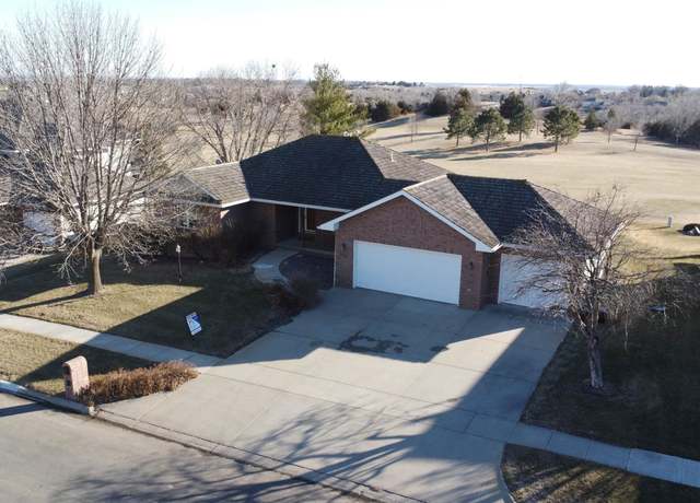 Property at 3413 Golf View Dr, Norfolk, NE 68701, 5 beds, 3 baths