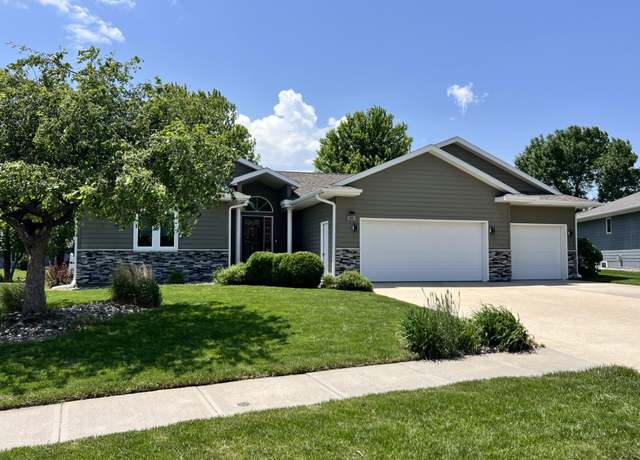 Property at 901 Wildwood St, Norfolk, NE 68701, 5 beds, 3 baths