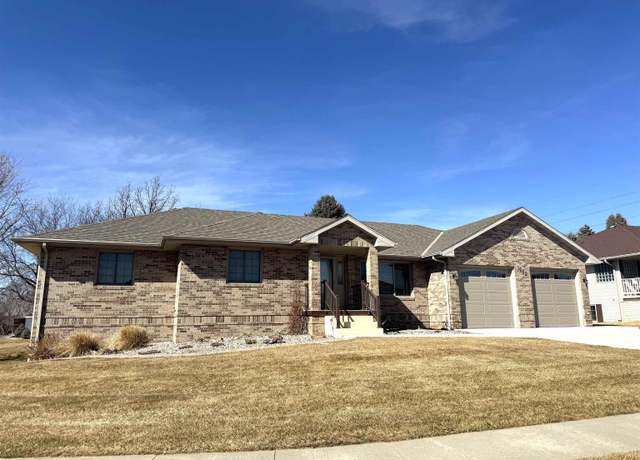 Property at 1202 Bel-ridge Rd, Norfolk, NE 68701, 5 beds, 3 baths