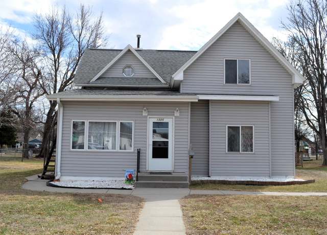 Property at 1225 Phillip Ave, Norfolk, NE 68701, 4 beds, 3 baths