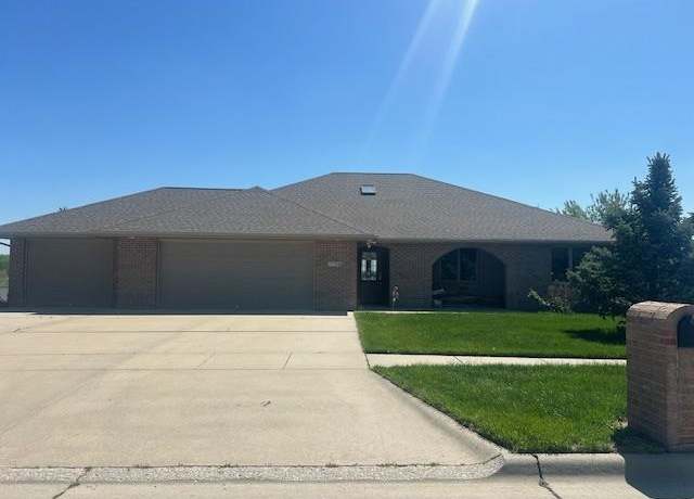 Property at 1706 Homewood Dr, Norfolk, NE 68701, 5 beds, 4 baths
