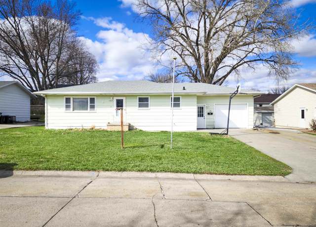 Property at 1504 Glenmore Dr, Norfolk, NE 68701, 4 beds, 2 baths