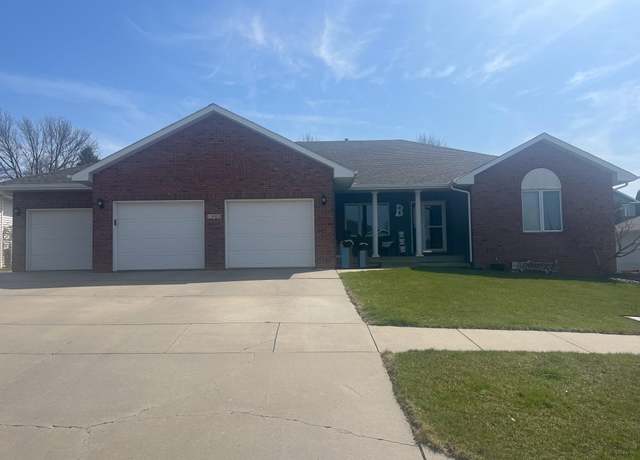 Property at 1902 Blackberry Dr, Norfolk, NE 68701, 4 beds, 3 baths