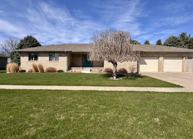 Property at 1009 36th St, Norfolk, NE 68701, 3 beds, 3 baths