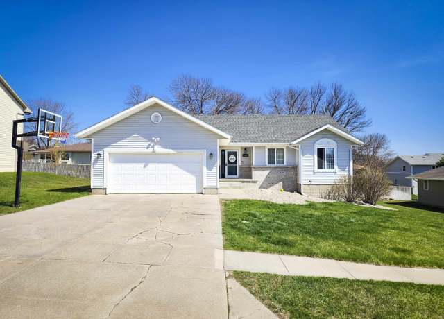 Property at 2006 Sheridan Dr, Norfolk, NE 68701, 5 beds, 3 baths