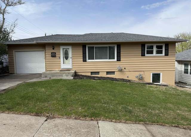 Property at 1004 Maple Ave, Norfolk, NE 68701, 2 beds, 2 baths