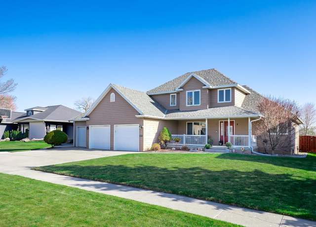 Property at 1502 Maple Ave, Norfolk, NE 68701, 5 beds, 4 baths