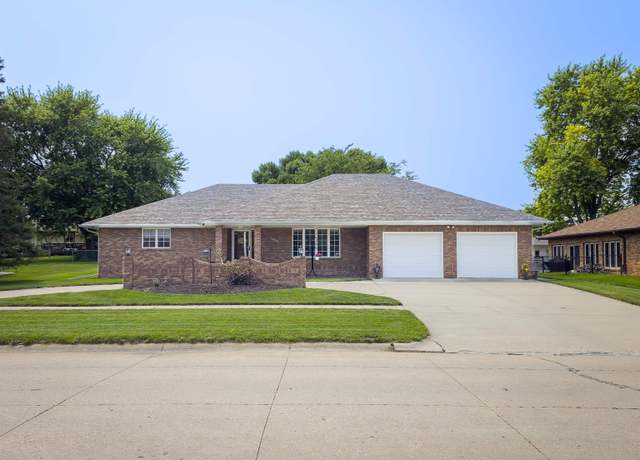 Property at 1409 Hillview Dr, Norfolk, NE 68701, 2 beds, 4 baths