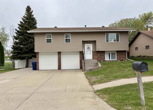 Property at 1903 College View Dr, Norfolk, NE 68701, 3 beds, 2 baths