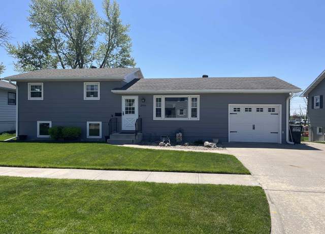 Property at 2511 Westside Ave, Norfolk, NE 68701, 3 beds, 2 baths