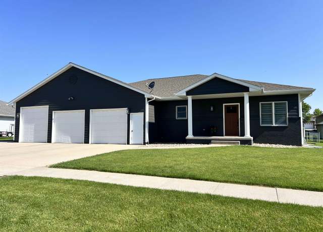 Property at 2116 Highland Dr, Norfolk, NE 68701, 5 beds, 4 baths