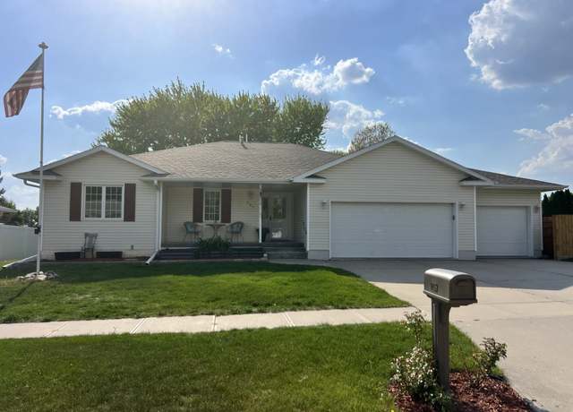 Property at 903 Knolls, Norfolk, NE 68701, 4 beds, 3 baths