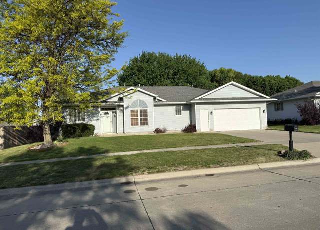 Property at 1003 Knolls St, Norfolk, NE 68701, 3 beds, 2 baths