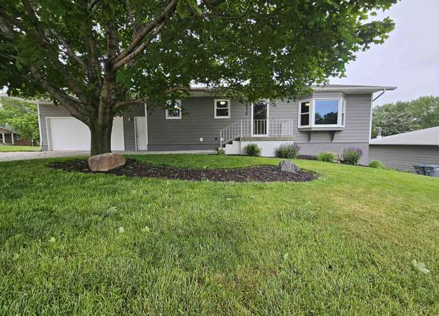 Property at 1216 Greenlawn Dr, Norfolk, NE 68701, 3 beds, 2 baths