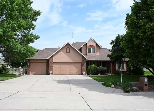 Property at 2116 Fairview Dr, Norfolk, NE 68701, 5 beds, 4 baths