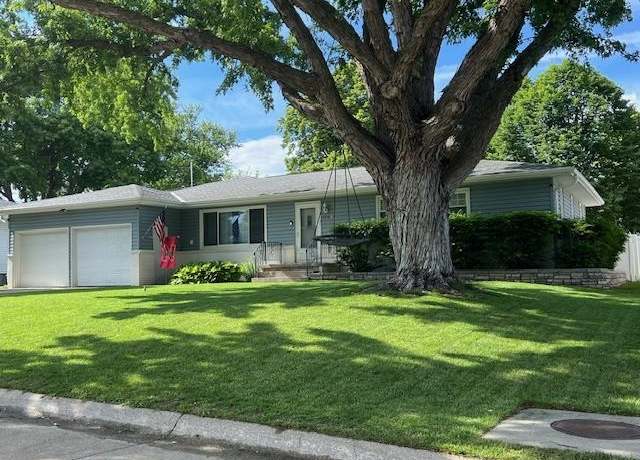 Property at 1704 Laurel Ln, Norfolk, NE 68701, 3 beds, 3 baths