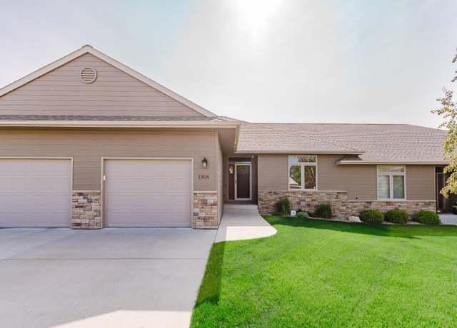 Property at 1308 30th St, Norfolk, NE 68701, 4 beds, 3 baths