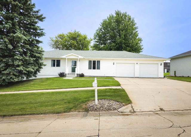Property at 1705 Syracuse Ave, Norfolk, NE 68701, 5 beds, 3 baths