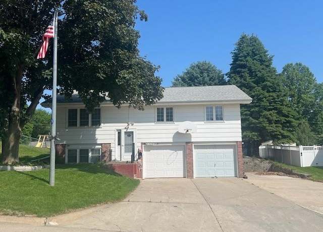 Property at 2306 Belmont Dr, Norfolk, NE 68701, 3 beds, 2 baths