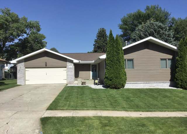 Property at 1902 18th St, Norfolk, NE 68701, 3 beds, 4 baths