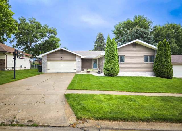 Property at 1902 18th St, Norfolk, NE 68701, 3 beds, 3 baths
