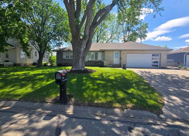 Property at 920 12th St, Wisner, NE 68791, 3 beds, 3 baths