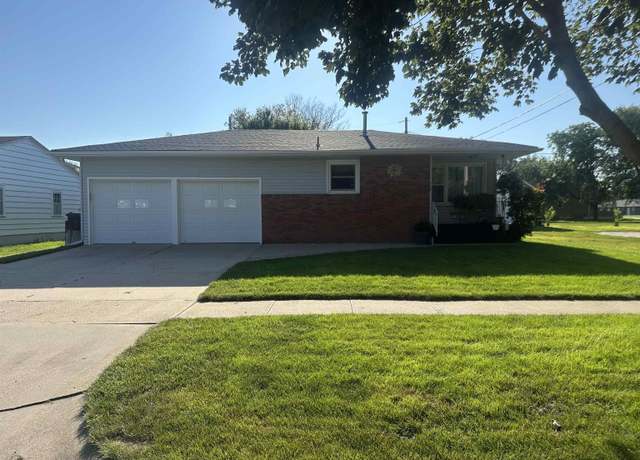Property at 704 9th St, Norfolk, NE 68701, 3 beds, 3 baths