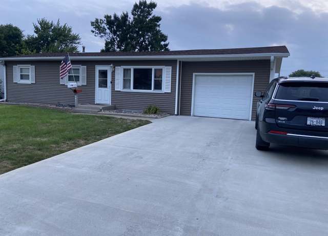Property at 601 Oak St, Norfolk, NE 68701, 4 beds, 2 baths