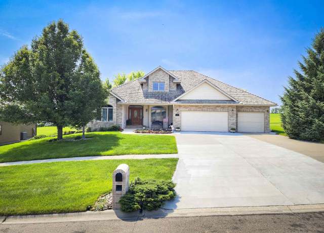 Property at 3107 Golf View Dr, Norfolk, NE 68701, 5 beds, 4 baths