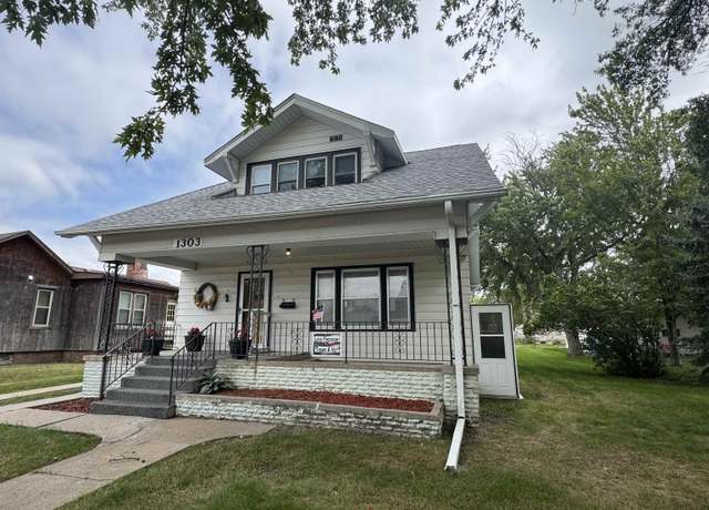 Property at 1303 3rd St, Norfolk, NE 68701, 3 beds, 3 baths