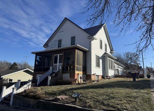 Property at 800 8th St, Wisner, NE 68791, 4 beds, 2 baths