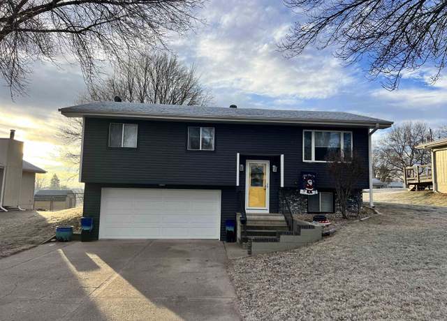 Property at 2305 Vernon Ave, Norfolk, NE 68701, 3 beds, 3 baths