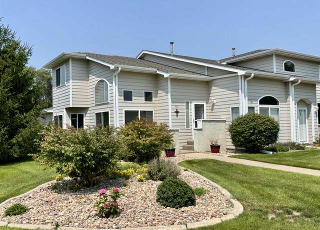 Property at 520 W F St, Hastings, NE 68901, 2 beds, 3 baths