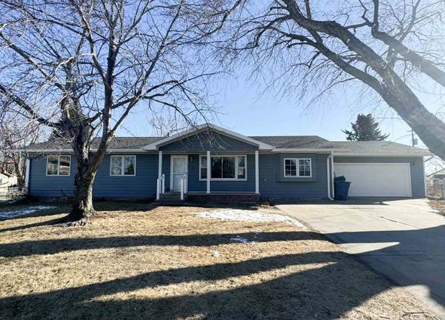 Property at 2 Sycamore Pl, Kearney, NE 68845, 4 beds, 3 baths