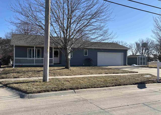 Property at 1025 S Wabash Ave, Hastings, NE 68901, 3 beds, 2 baths