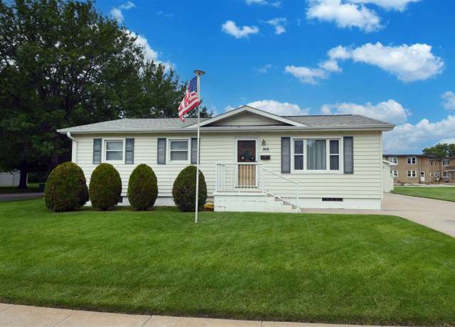 Property at 2829 G Ave, Kearney, NE 68847, 4 beds, 2 baths