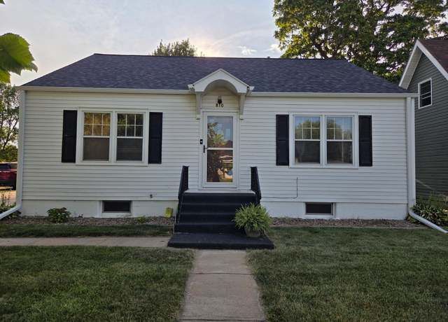 Property at 810 S Hastings Ave, Hastings, NE 68901, 2 beds, 2 baths