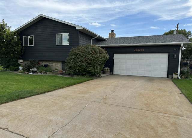 Property at 1206 E 31st St, Kearney, NE 68847, 3 beds, 2 baths