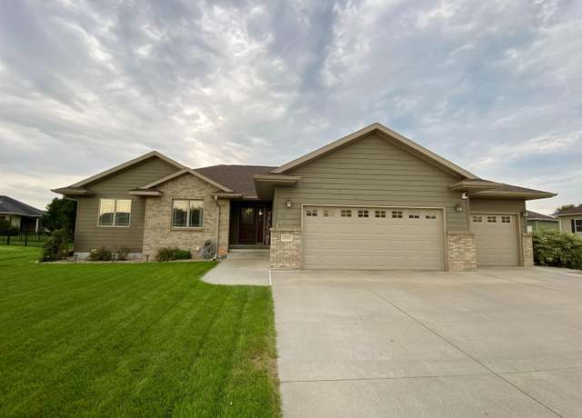 Property at 1707 E 62nd St, Kearney, NE 68847, 5 beds, 3 baths