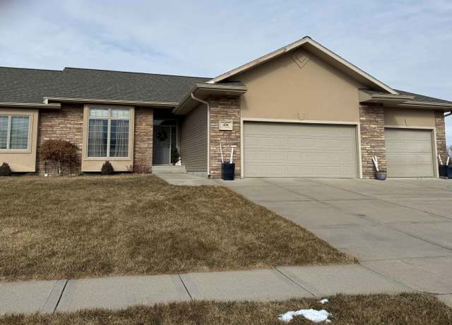 Property at 1106 Lakeridge Dr, Hastings, NE 68901, 5 beds, 3 baths