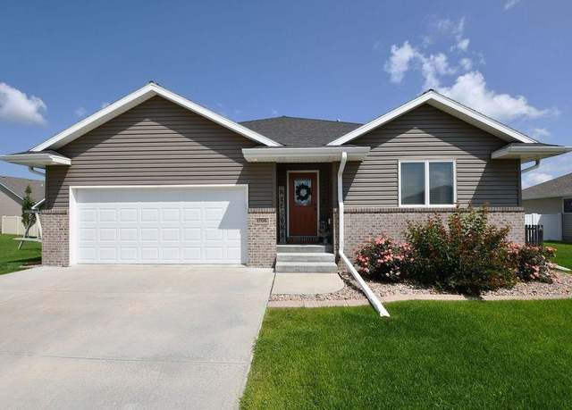 Property at 1706 E 58th St, Kearney, NE 68847, 5 beds, 3 baths