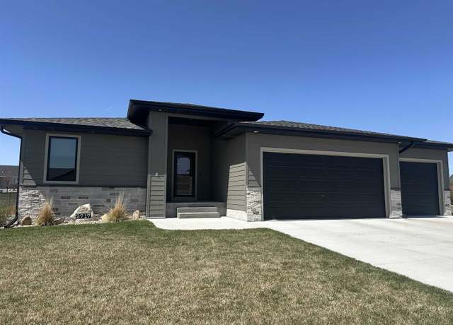 Property at 2717 Merle Ave, Hastings, NE 68901, 4 beds, 3 baths
