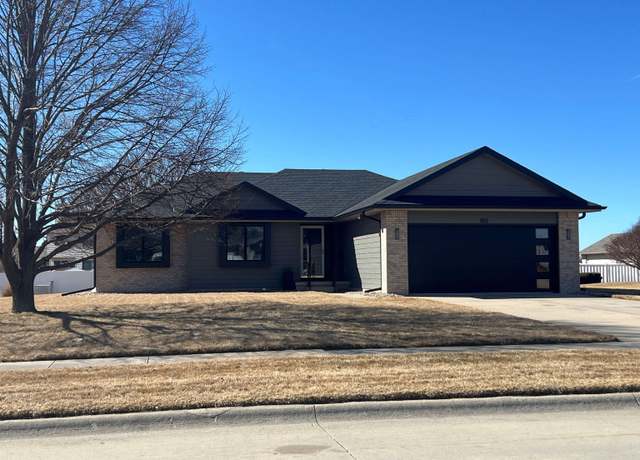 Property at 823 Briarwood Ave, Hastings, NE 68901, 3 beds, 3 baths